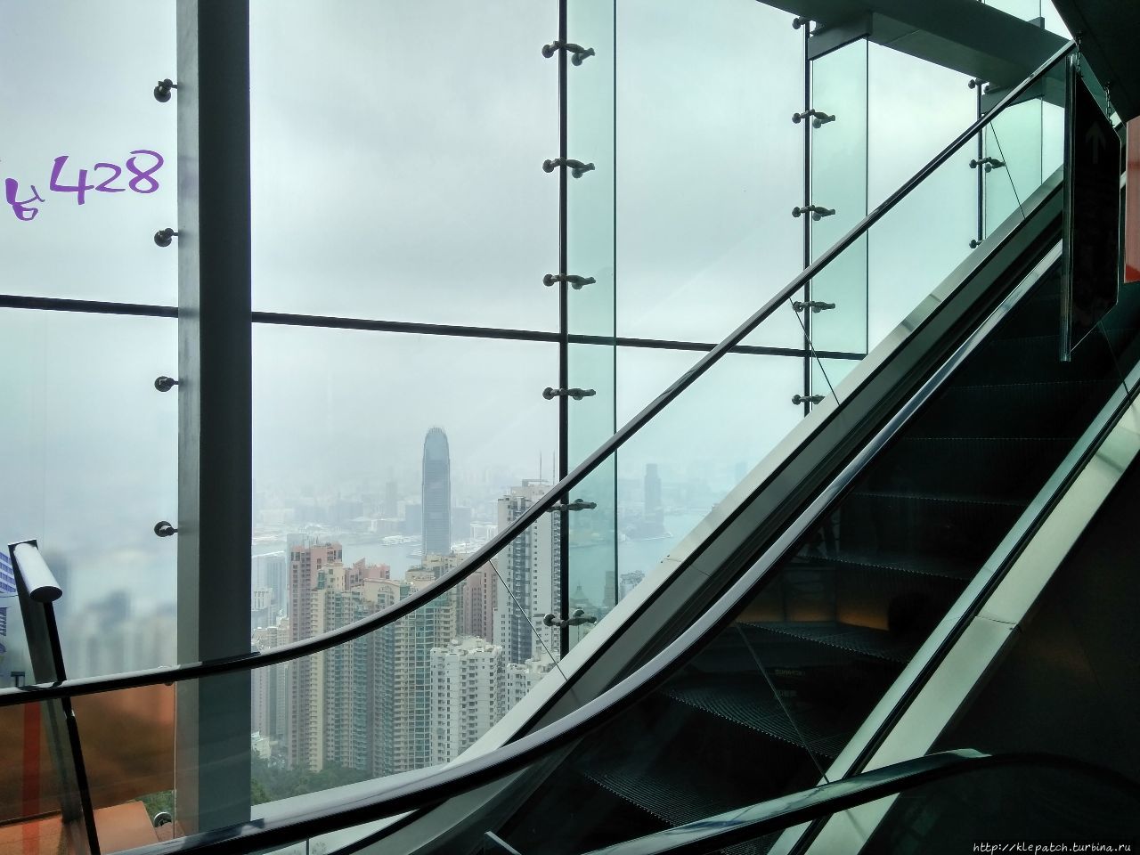 Вид с башни Peak Tower. Сзади находится вход на трамвайчик Шек-О, Гонконг