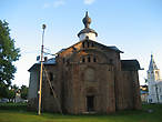 Церковь Праскевы Пятницы, 1207 г покровительствует торговле и построена на средства заморских купцов.Часы работы: 11-13, 14-18.00 Вт,ср- выходные