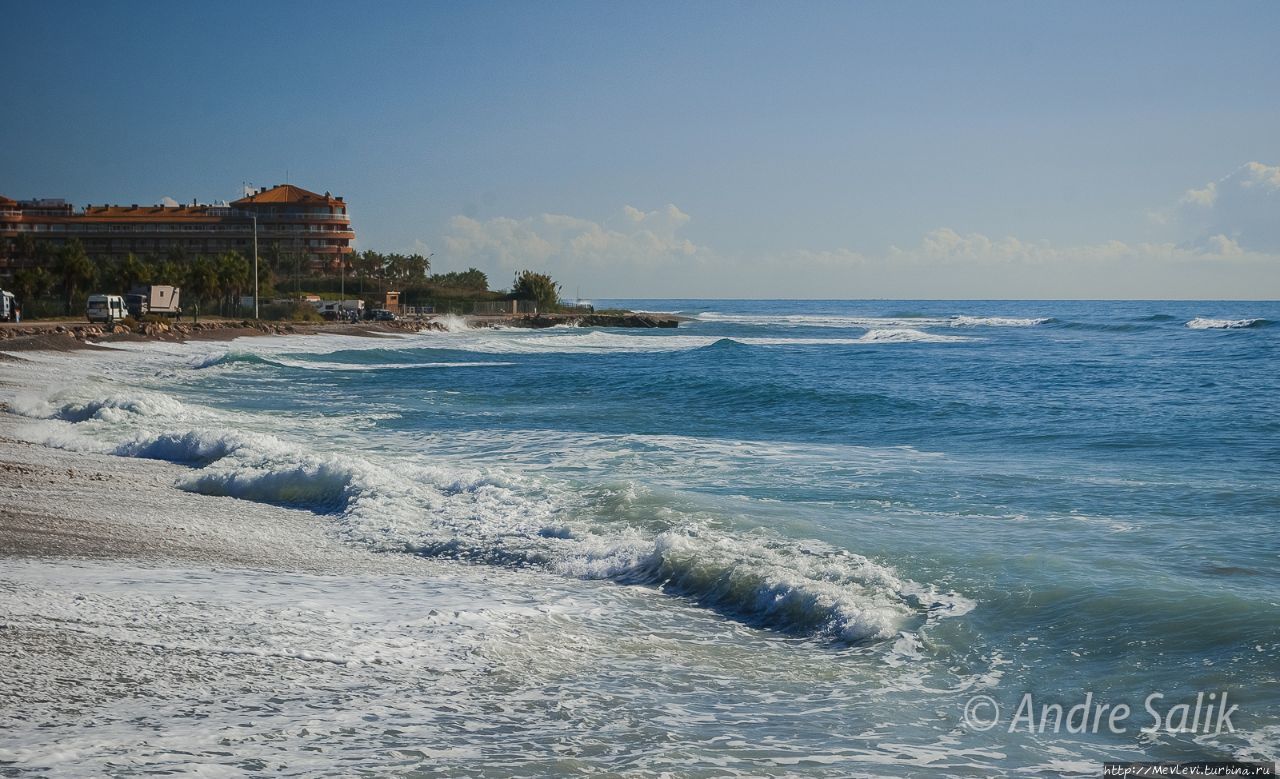 Прибой на Средиземном Ситжес, Испания