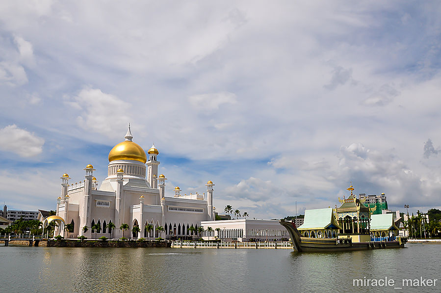 А вот и главная достопримечательность города — мечеть Омара Али Саифуддина, отца нынешнего султана Хассанала Болкиаха. Она стоит на искусственно созданном озере, по которому плавает церемониальная султанская баржа. Бандар-Сери-Бегаван, Бруней