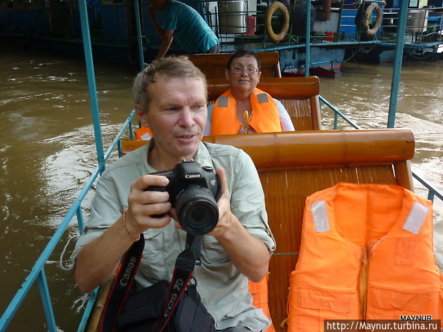 На  заднем плане участниц