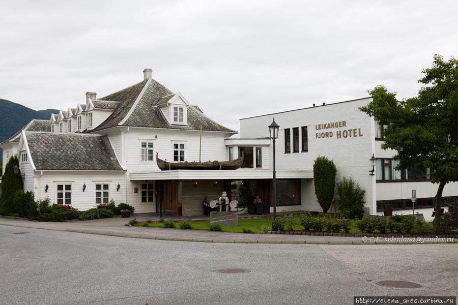 8. Мы на месте! Leikanger fjord hotel — это самый замечательный отель на нашем маршруте! Им владеет уже несколько поколений одной семьи, и там старательно поддерживается почти домашняя обстановка. Дела у них явно идут неплохо — вон рядом со старым зданием построено новое. Разница в архитектуре наглядно показывает, что строили их в разное время. Корпуса стоят под прямым углом друг к другу и имеют общий вход. Лейкангер, Норвегия