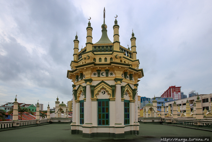 Купол мечети с крыши. Фот