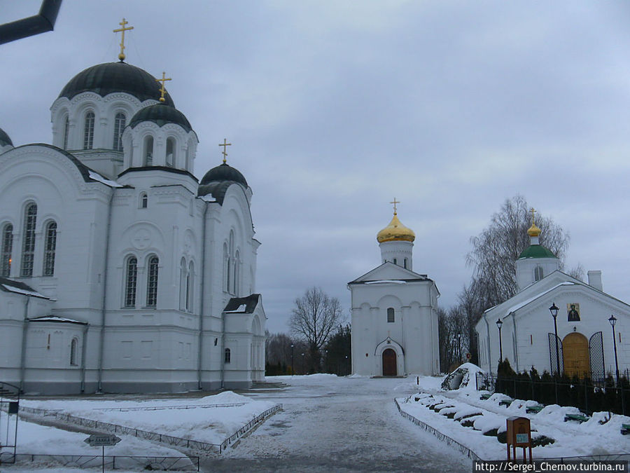 Вид от ворот монастыря. Слева — направо: Крестовоздвиженский собор, Спасский собор и теплая церковь, насколько я помню, освященная в честь св. Евфросинии Полоцкой. Полоцк, Беларусь