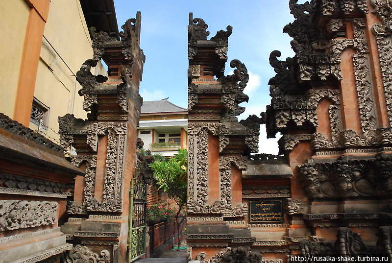 Откуда рис во лбу Кута, Индонезия