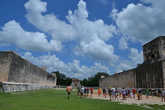 «Большое поле для игры в мяч» (Уэго де Пелота) — самая большая игровая площадка из всех созданных майя. Длина игрового поля достигает 135 м. Существуют неко­торые свидетельства того, что игре в мяч сопутствовала определённая жестокость. Капитана проигравшей команды приносили в жертву.