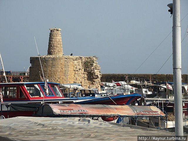 Старинный маяк. Сегодня он  оказался внутри бухты. Кирения, Турецкая Республика Северного Кипра