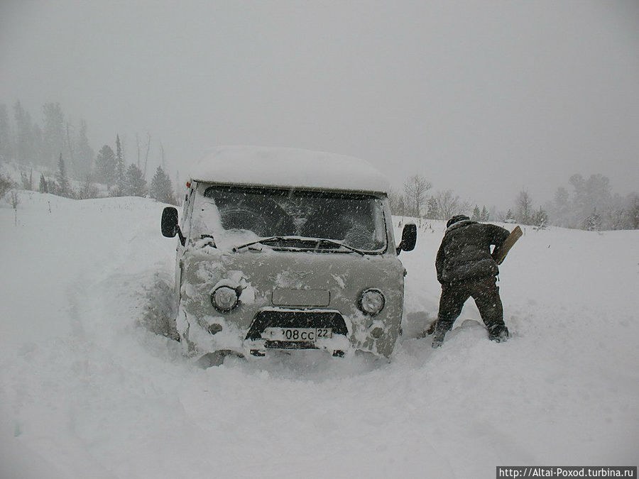 Лопат нет, копаем лыжами. Машина стоит на дороге Республика Алтай, Россия
