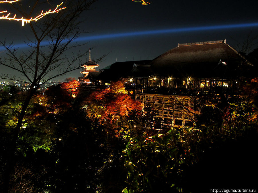 Ночная подсветка в храме Киёмидзу-дэра, Киото Япония