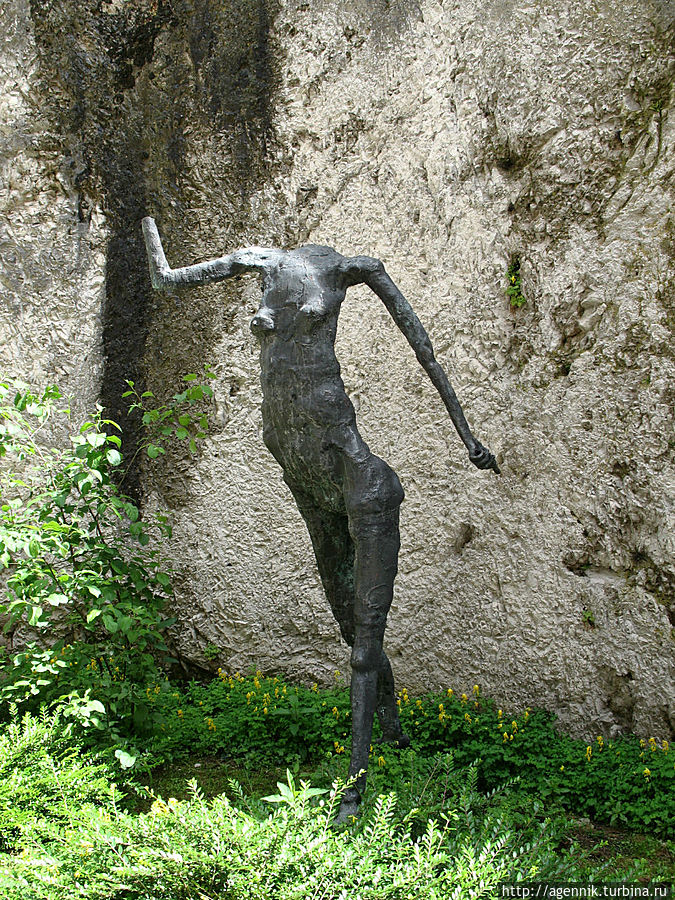 В замке проходит выставка скульптур Зальцбург, Австрия
