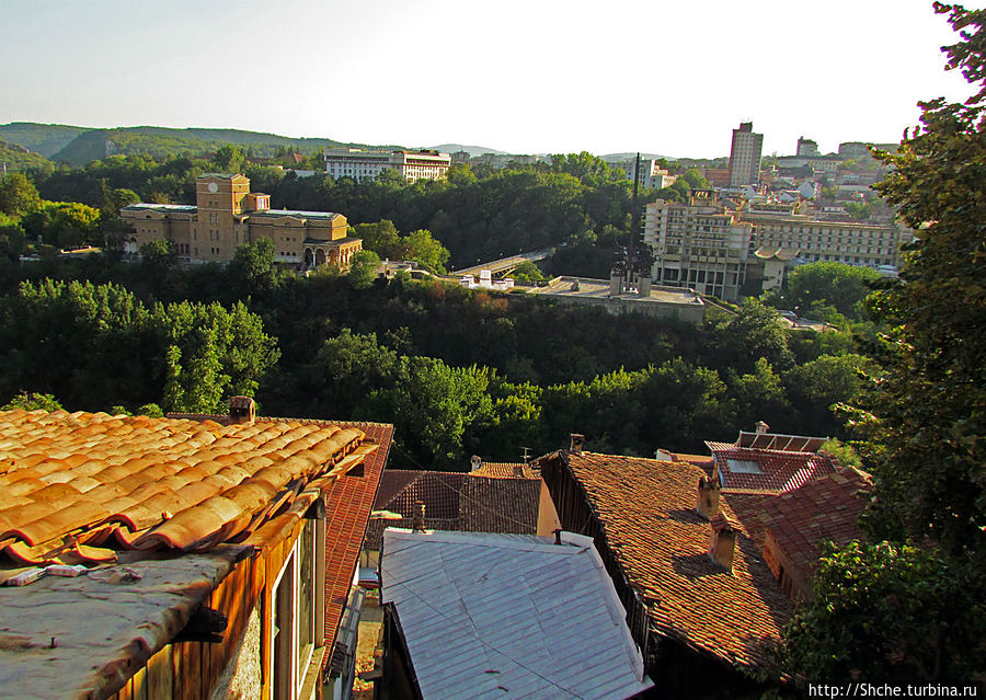 мы уже взобрались довольно высоко, в первом разрыве между домами взлянули на центр города, эти места описывал Шанин, мне добавить нечего, я там не бывал http://turbina.ru/guide/Velikoe-Tyrnovo-Bolgariya-112937/Zametki/Park-na-poluostrove-68641/