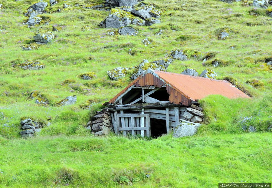Раньше исландцы жили и в таких домах Хёфн, Исландия