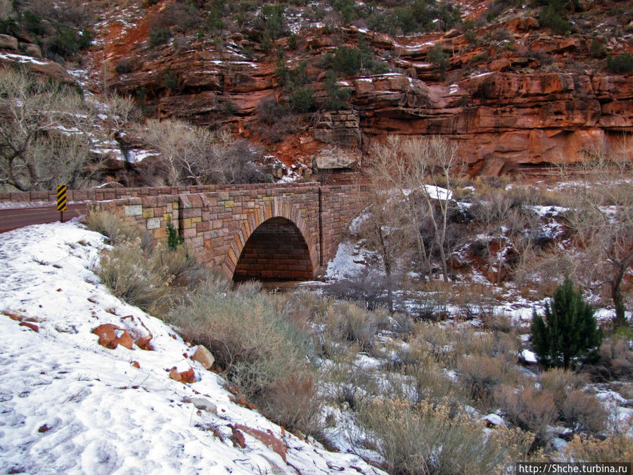 где-то здесь перекресток Canyon Junction, но у нас нет то ли времени, то ли желания заезжать в каньон (это гипотетически, мы-то как раз заезжали), тогда перезжаем через реку и вперед по серпантину по Zion-Mount Carmel Highway Национальный парк Зион, CША