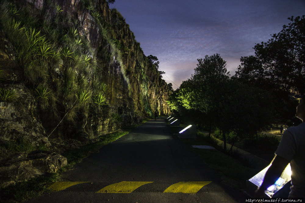 Ночное скалолазание в австралийском Брисбене Брисбен, Австралия