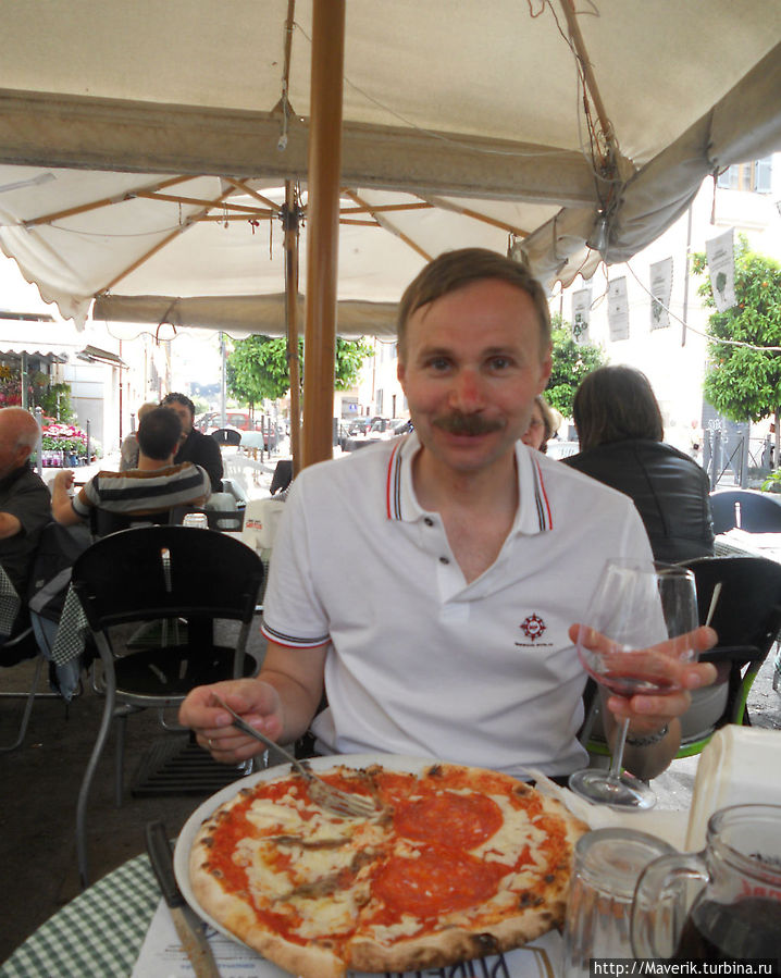 Пора подкрепиться блюдами местной кухни — Неапольская пицца. С морепродуктами. Очень вкусно! Рим, Италия
