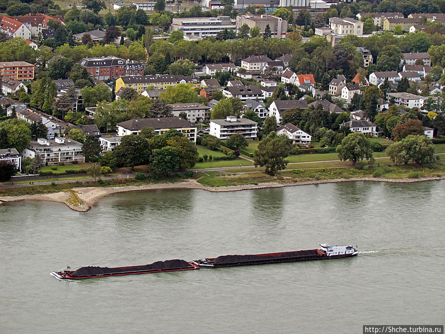Баржи, груженные углем — самый часто встречающийся вид транспорта на Рейне Кёнигсвинтер, Германия