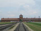 Въездная брама смерти Биркенау (тоже Освенцим) — самого большого КЛ в Европе