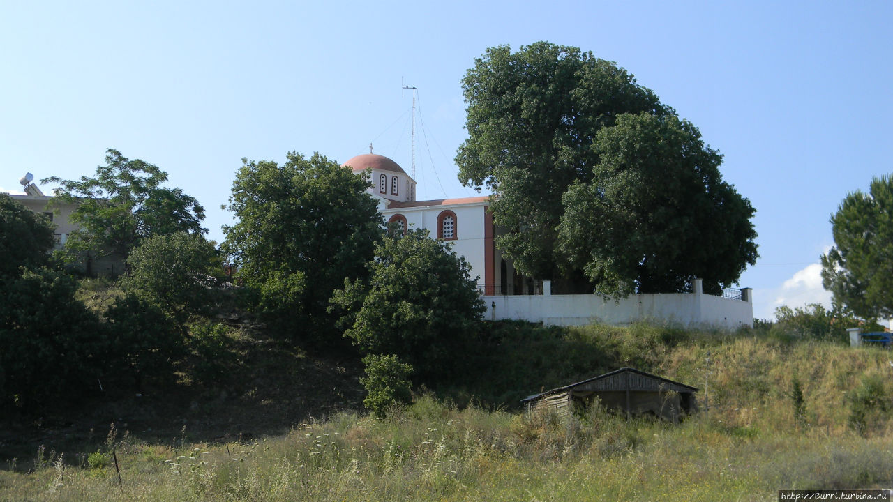 Вид церкви со стороны моря Теологос, остров Родос, Греция