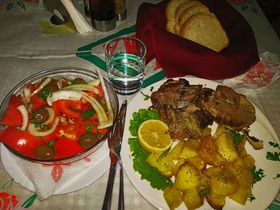 Шикарно отужинал в ресторане Антигони с видом на вечерний 