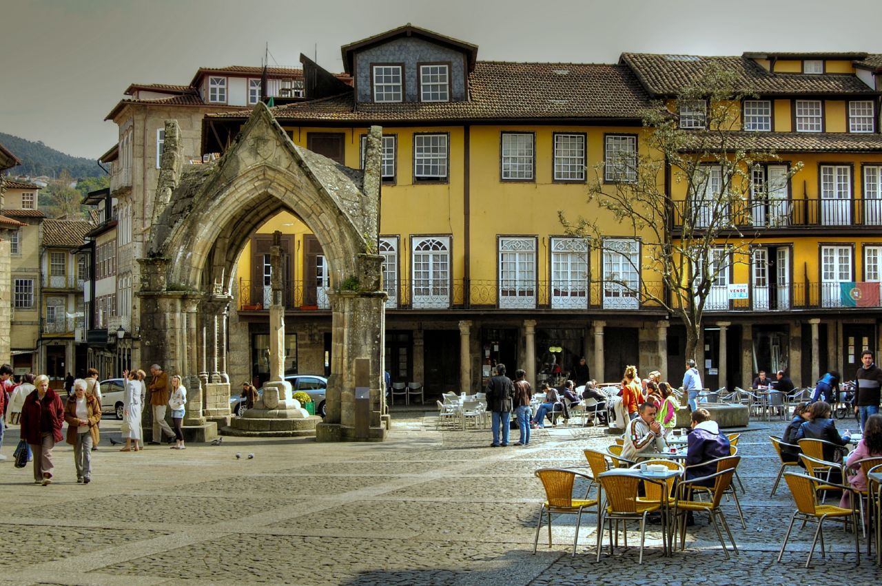 Здания вокруг площади Оливейра / Oliveira Square buildings