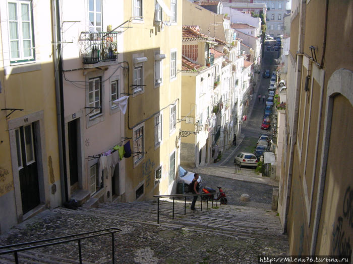 Улочка Алфамы Лиссабон, Португалия