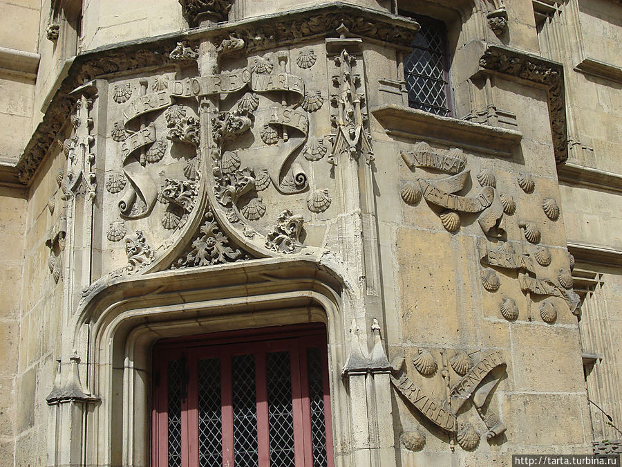 Украшение досталось каждому строению