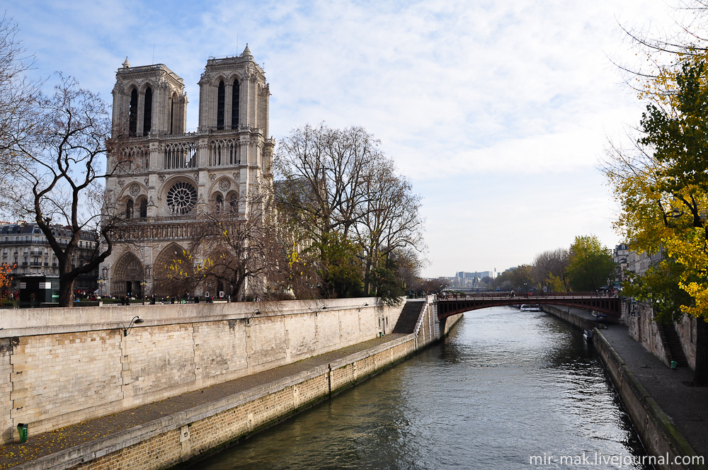 Но, как говорится, не Нотр-Дамом единым! В Париже есть еще много чего интересного, например: мосты, набережные-променады, и все что связано с водной артерией Парижа — рекой Сеной.