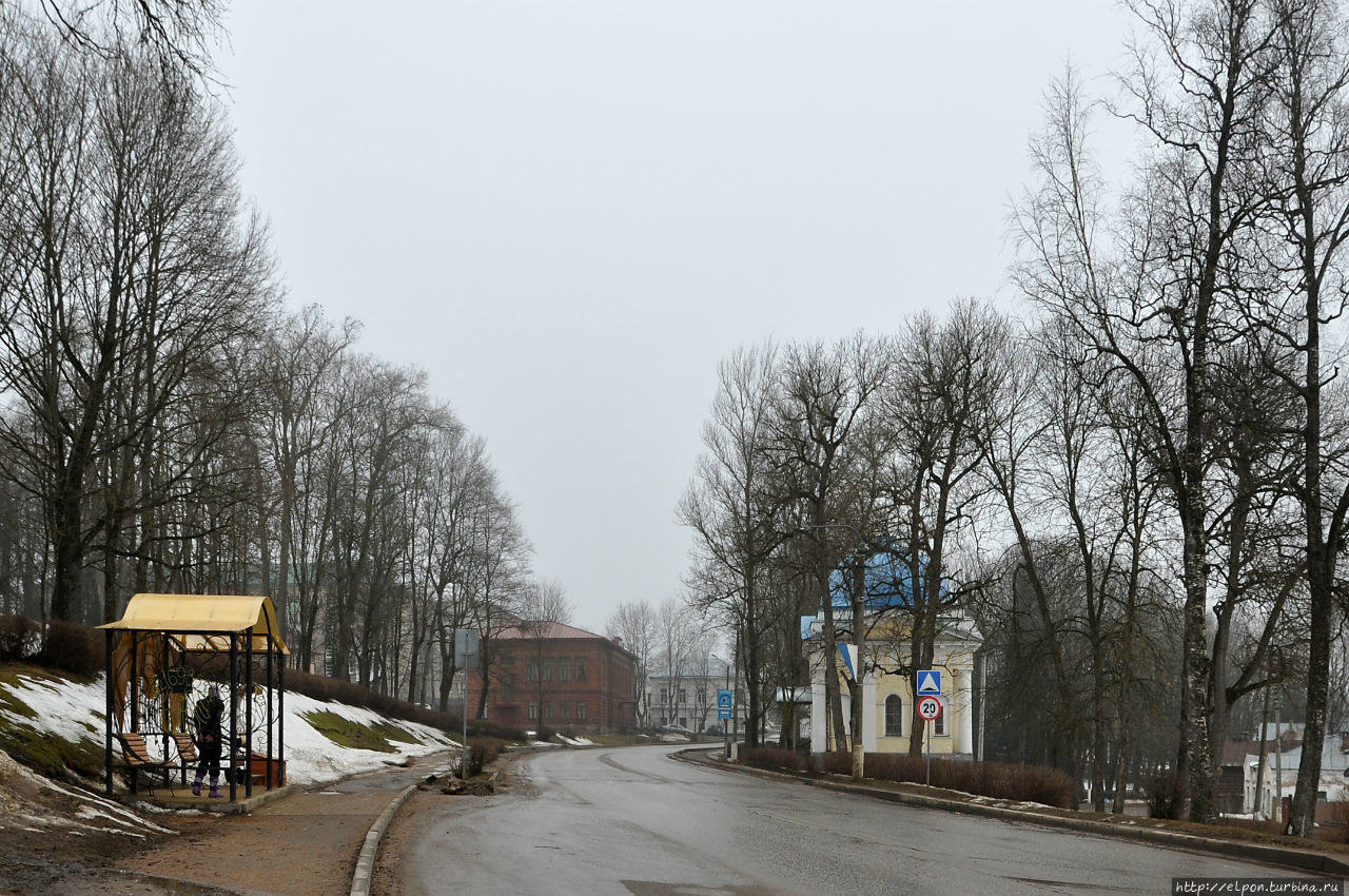 Комсомольский проспект – главная улица города, до постройки объездной здесь проходила дорога из Петербурга в Москву. Валдай, Россия