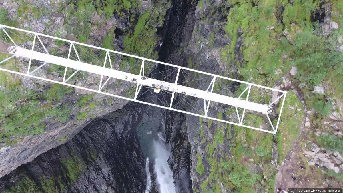 водопад и мост Горса Биртаварре, Норвегия