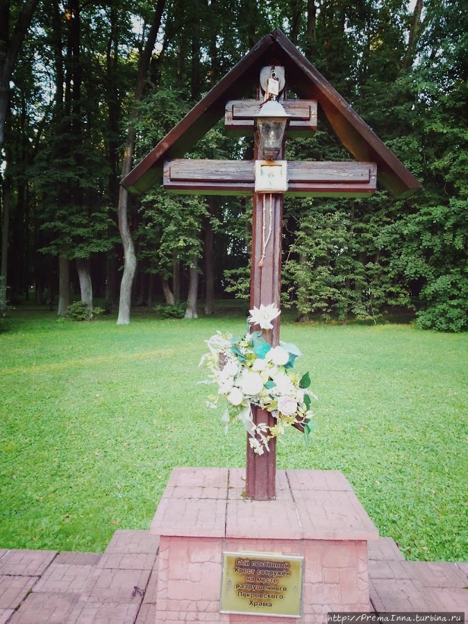 Крест на месте утраченной деревянной и позднее каменной Покровской церкви Москва, Россия