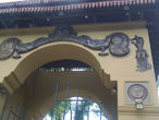 Вход в Храм Келания предваряет арка, на которой изображен грозный дракон, один из персонажей буддисткой мифологии.