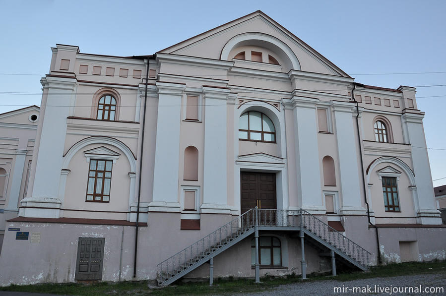 Главный фасад иезуитского монастыря, теперь – здание государственного архива Винницкой области.