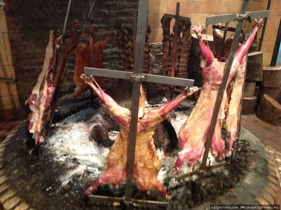 Приготовление лучшего в мире аргентинского мраморного мяса в ресторане Estancia (Ферма) в Буэнос-Айресе. Буэнос-Айрес, Аргентина