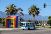 10. Санта-Барбара встретила нас уже привычным холодом, аркой геев-лесбиянок и уродливыми автобусами-обрубками.