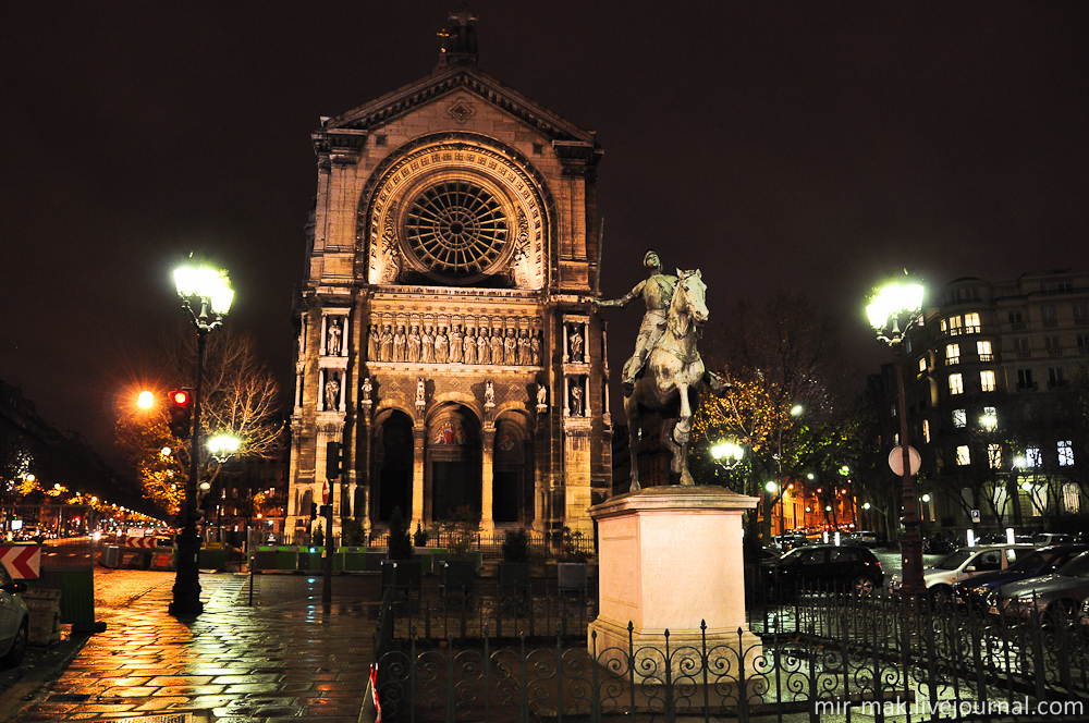 Прогуливаясь по вечернему городу набрел еще на один памятник героической Жанны д’Арк. Париж, Франция