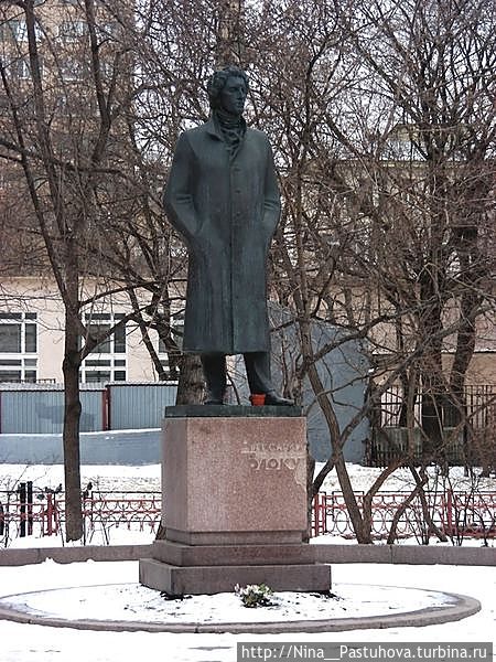 Памятник Александру Блоку. Он жил на этой улице. Фото из интернета.