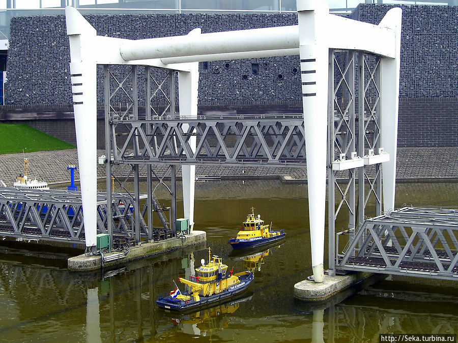 А здесь он уже поднят. Корабли проходят под мостом, и он снова опускается Схевенинген, Нидерланды