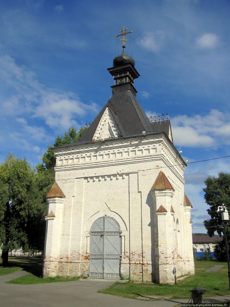 Часовня (1887 г.) в Александровском саду, построенная по проекту архитектора А.А.Парланда (создателя храма Спаса на крови) на средства местных купцов в память о гибели Александра II. Тобольск, Россия