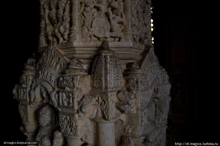 Храм Нагда и обезьяны-попрошайки Штат Раджастан, Индия