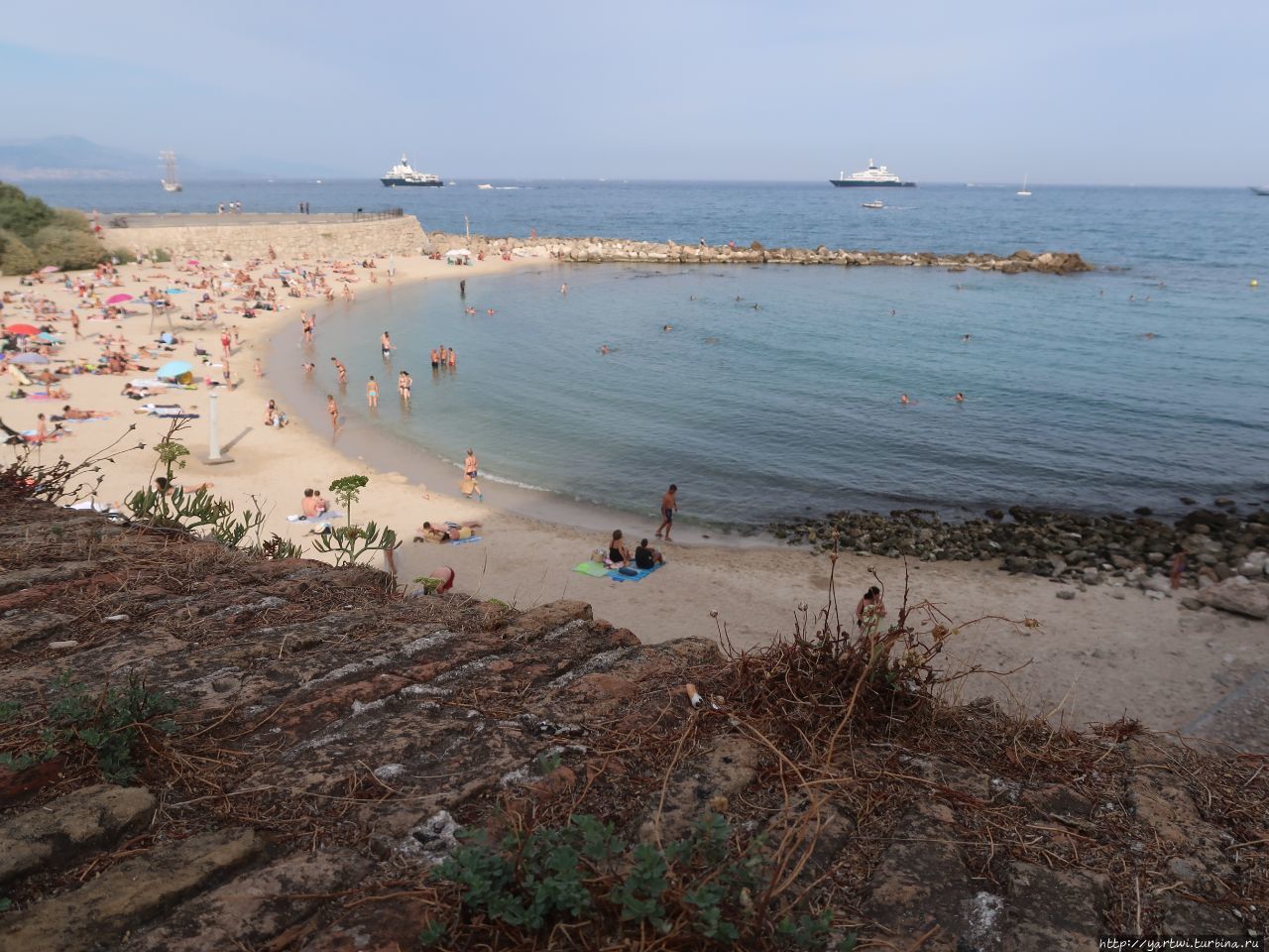Пляж де ля Граветт. Вид с набережной. Антиб, Франция