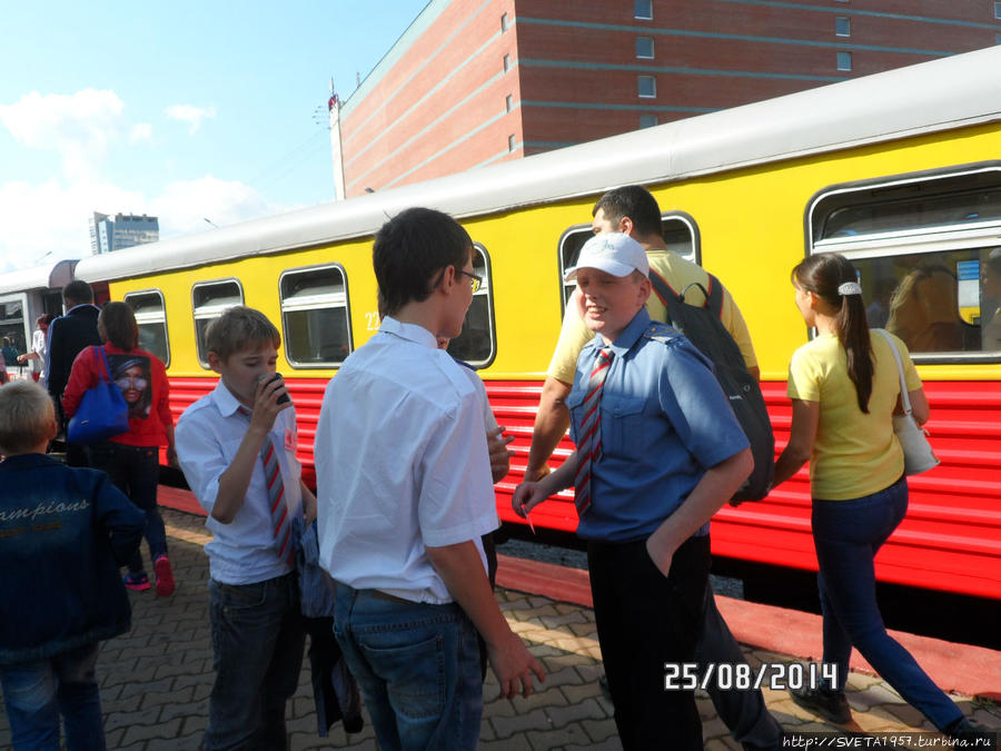Скорый поезд набирает путь Екатеринбург, Россия