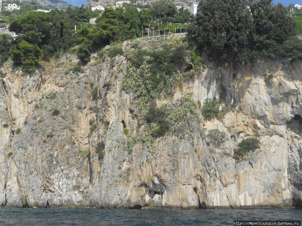 От Positano до Amalfi и Atrani — вид с моря Амальфи, Италия