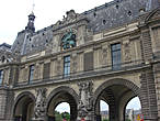 Под арками Лувра на набережную Сены