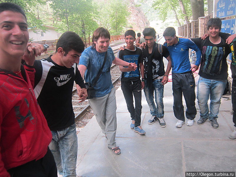 Танцы с иранскими ребятами прямо на станции поездов Хорремабад, Иран