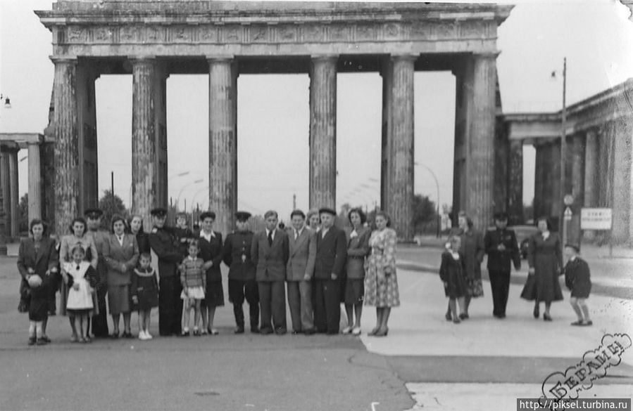 Я с папой и мамой (справа) возле Брандербургских ворот. Берлин 1953 год Киев, Украина