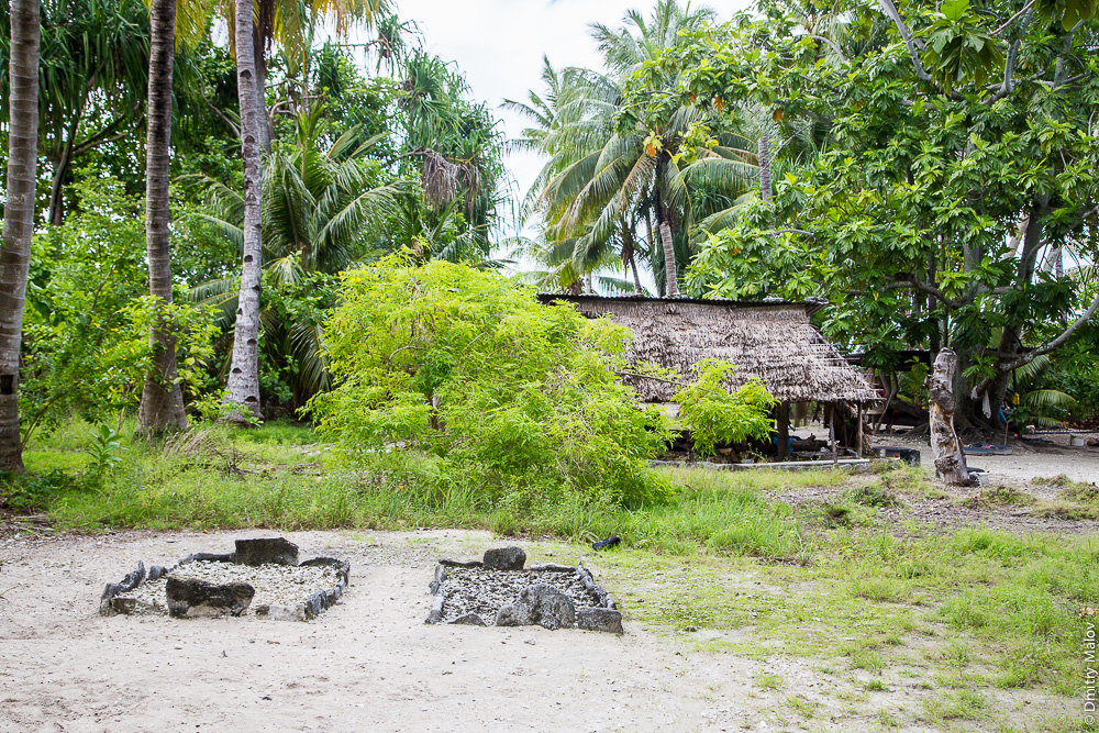 Атолл тарава. Население острова науру. Кирибати национальный костюм. Кирибати первым встречает. Кирибати первым встречает.