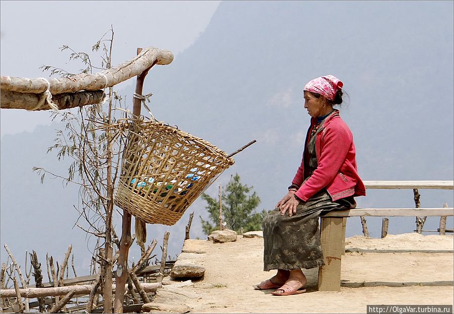 Накормив гостей, можно теперь присесть и передохнуть. Ну, а нам пора снова в путь. До места ночлега отсюда с полкилометра вверх...