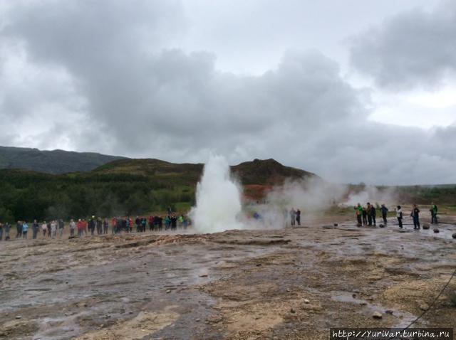 Гейзер Строккур начинает извержение Рейкьявик, Исландия
