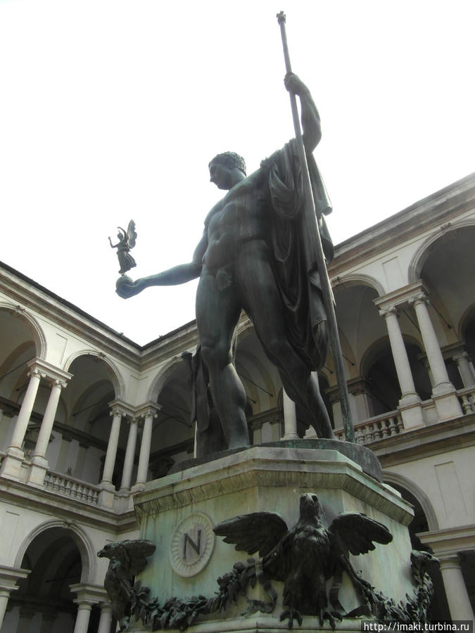Наполеон Кановы, изображенный в виде Марса-победителя. Милан, Италия