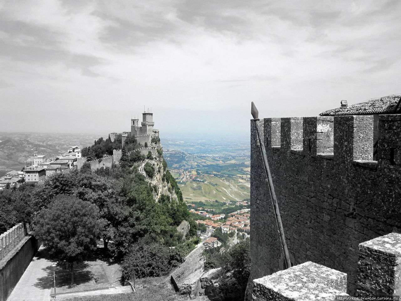 Вид со стены форта 2-й башни на 1-ю. Сан-Марино, Сан-Марино